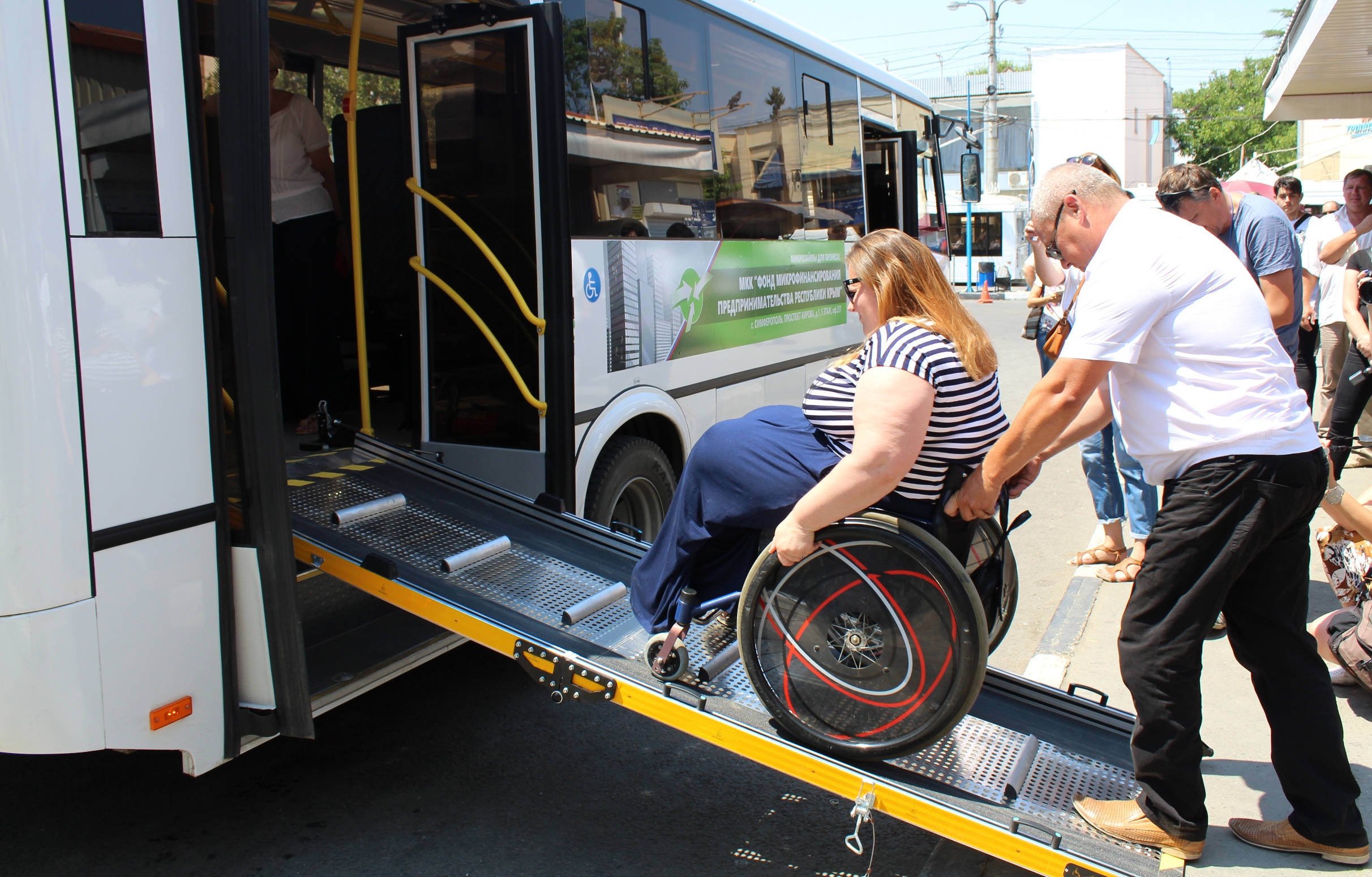 Транспортная доступность для инвалидов. Транспорт для инвалидов. Пандус в автобусе для инвалидов. Общественный транспорт для инвалидов. Аппарель для инвалидов в автобусах.